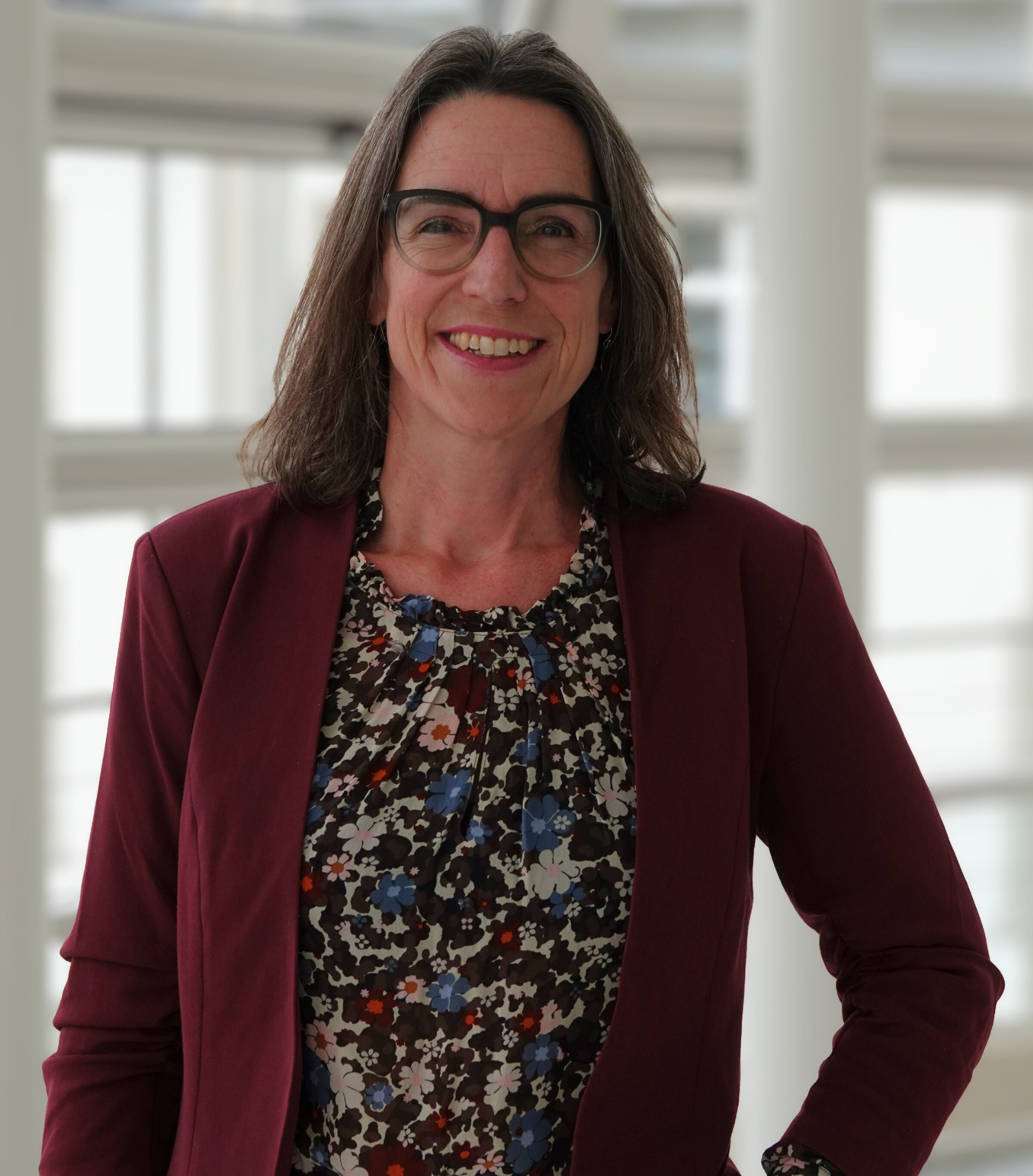 Die Frau ist für die Kommunikation zuständig. 