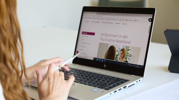 In der Medienwelt und der Presse gibt es viele, die das Thema Geschlechtefragen aufnehmen.