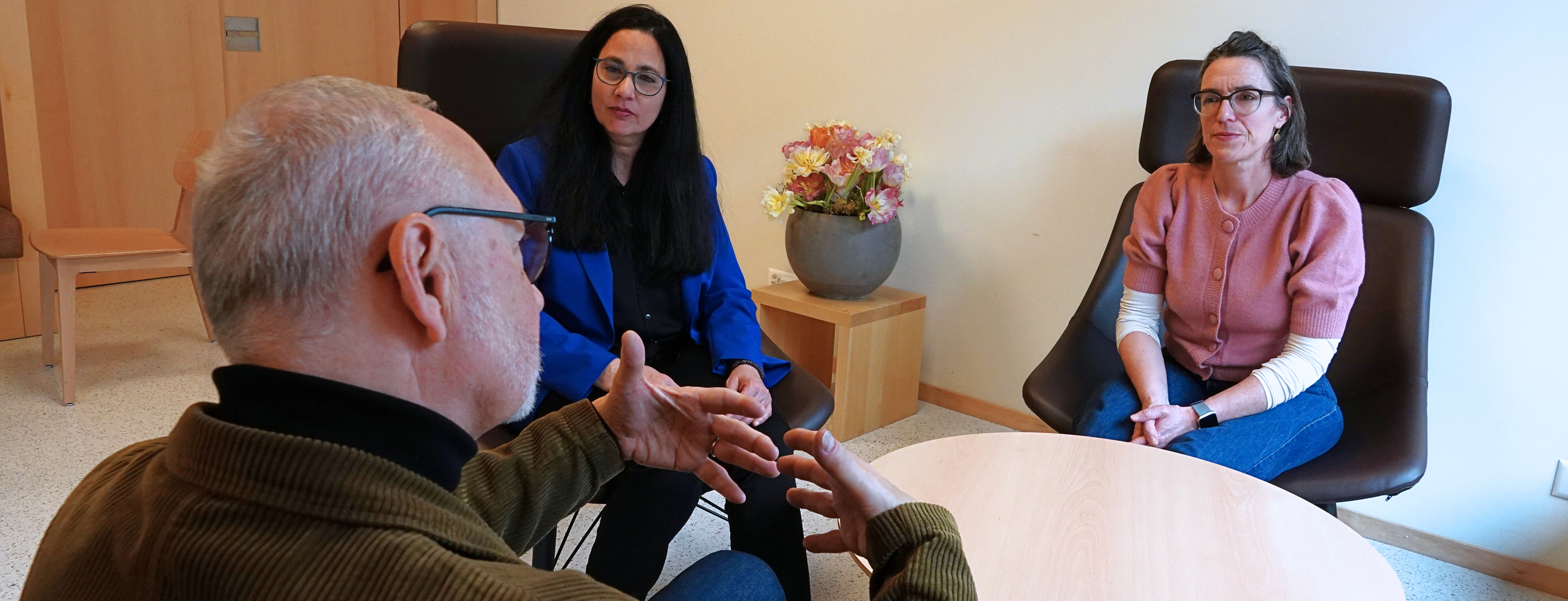 Gesprächsrunde am Tisch in der Psychiatrie Baselland