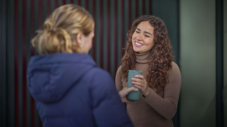 Wertschätzendes Gespräch zwischen zwei Frauen. 