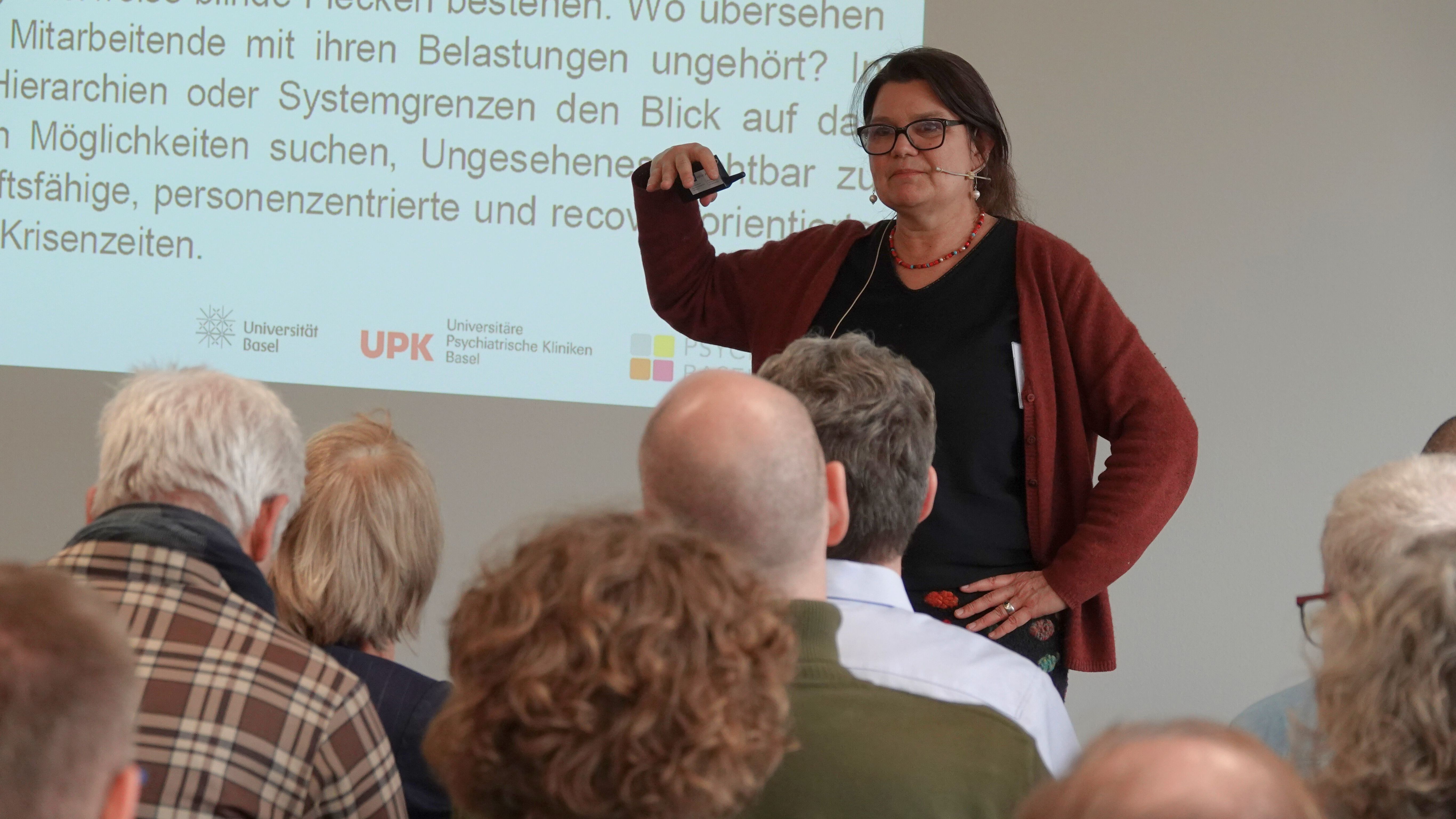 Pflegedirektorin Elena Seidel eröffnet das 10. Pflegesymposium. 