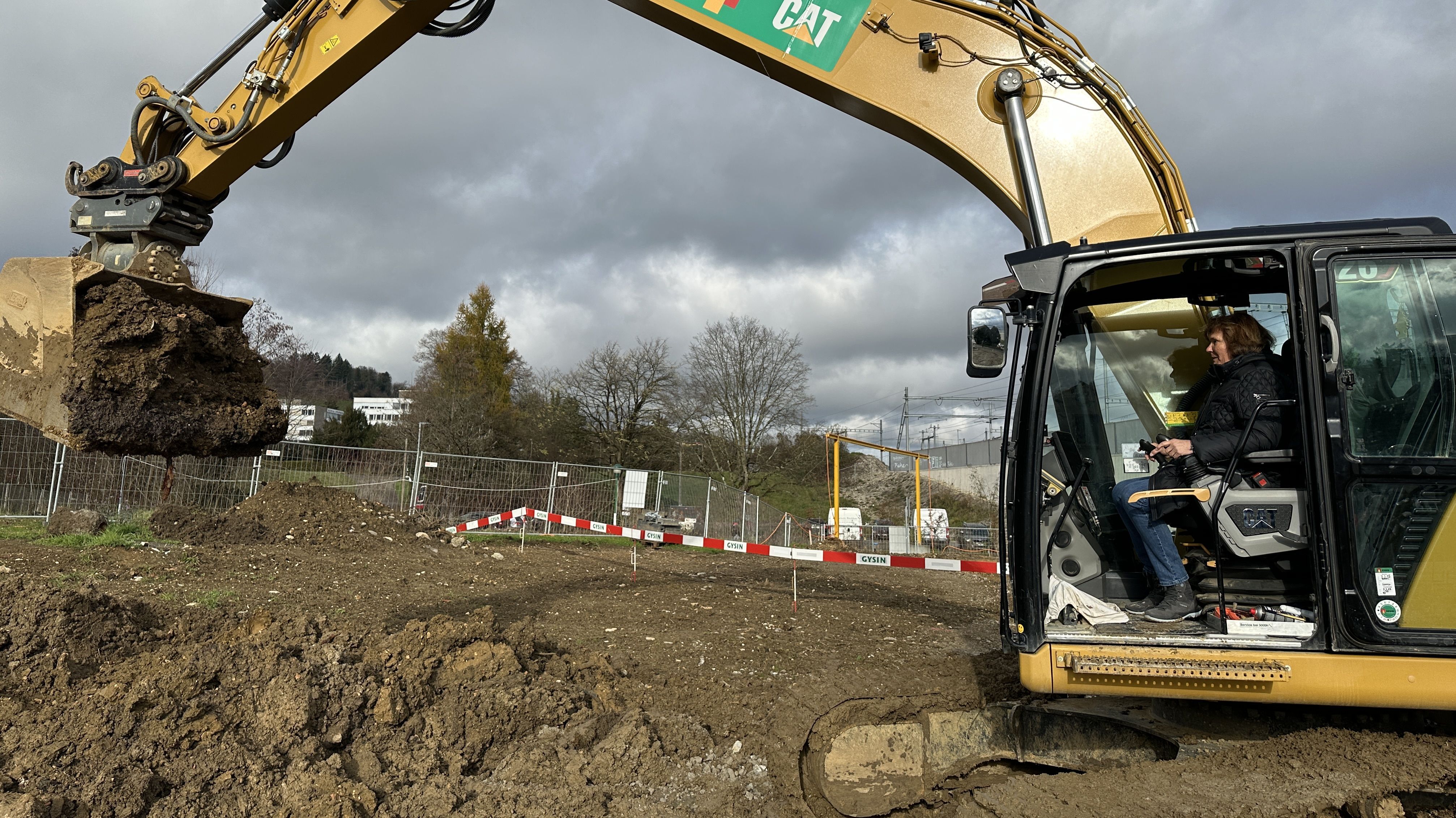 Spatenstich vom Neubau inclusioplus mit Barbara Schunk im Bagger. 