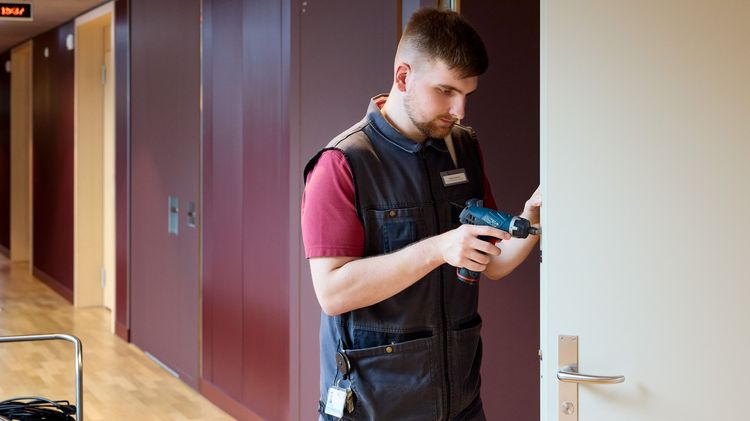 Unterhaltsarbeiten auf der Tür einer Station