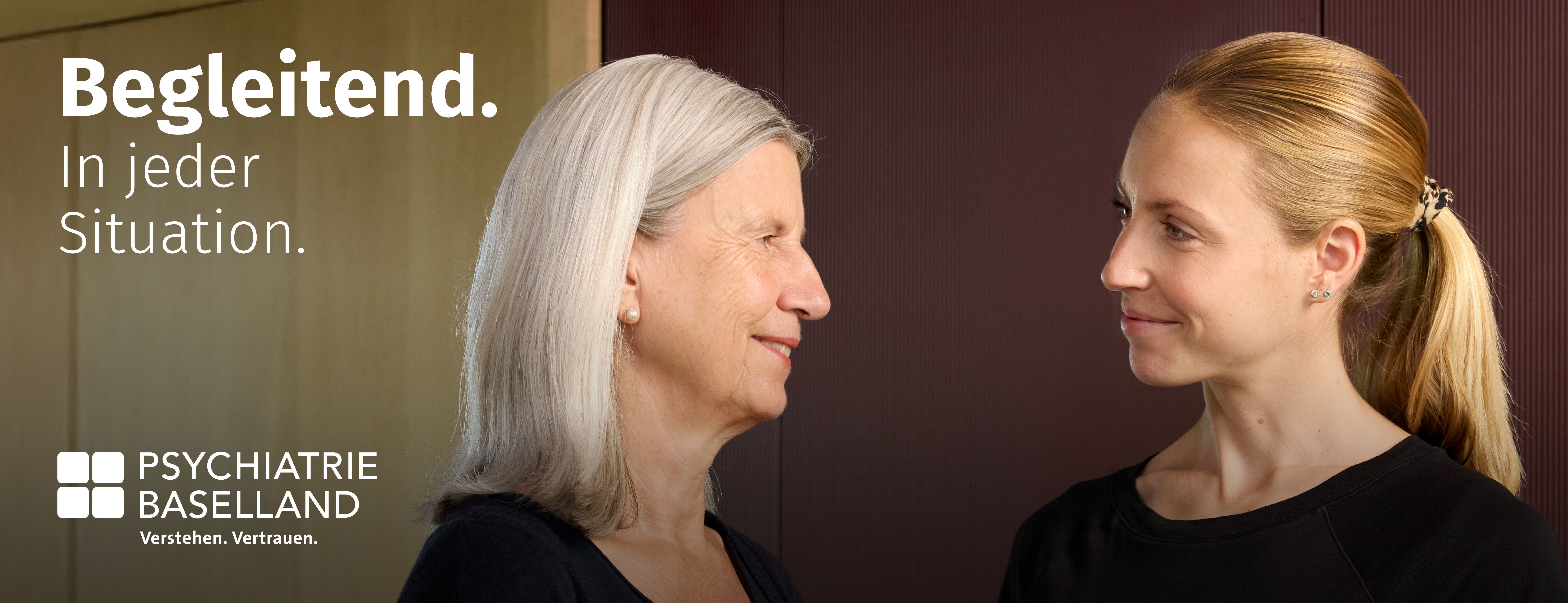 Zwei Frauen stehen einander gegenüber. Sie begleiten.