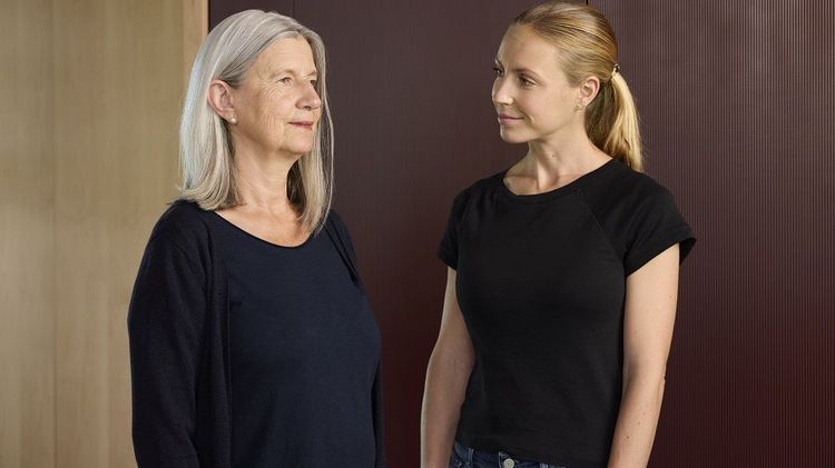 Zwei Frauen stehen nebeneinander. Sie sind begleitend in jeder Situation.