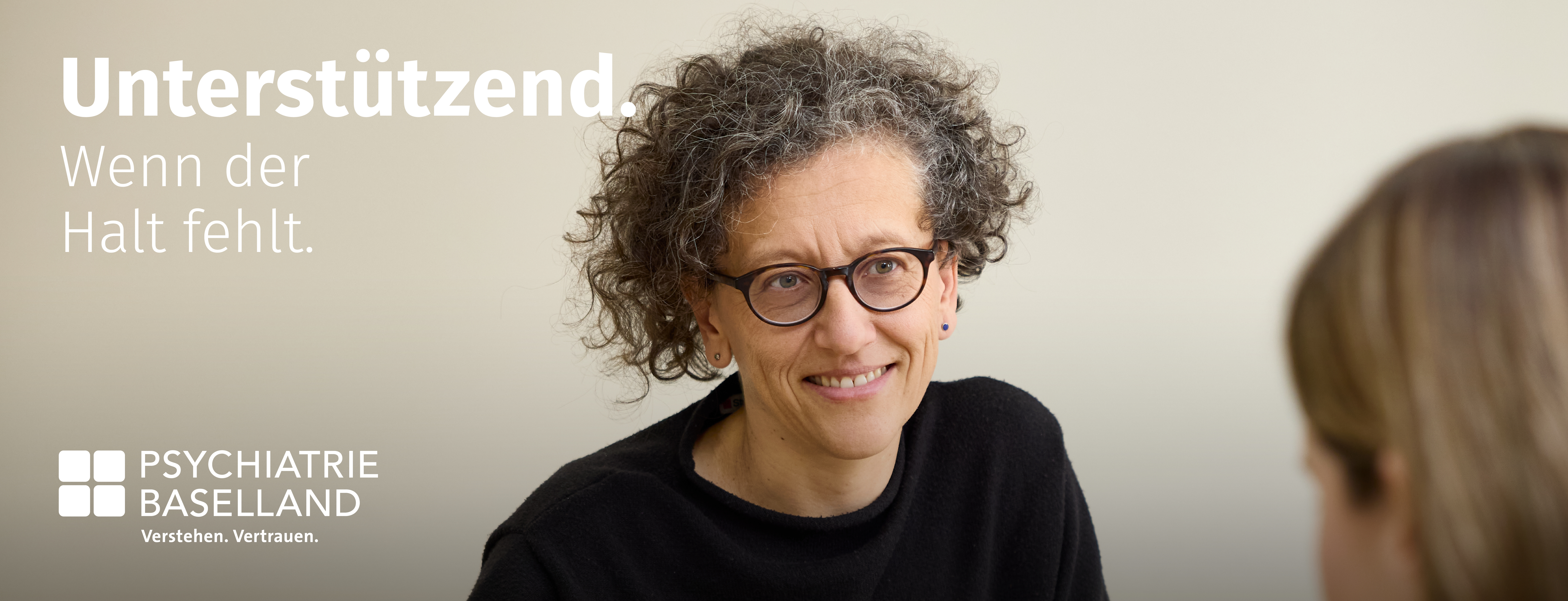 Eine Therapeutin im Gespräch mit einer Patientin. 