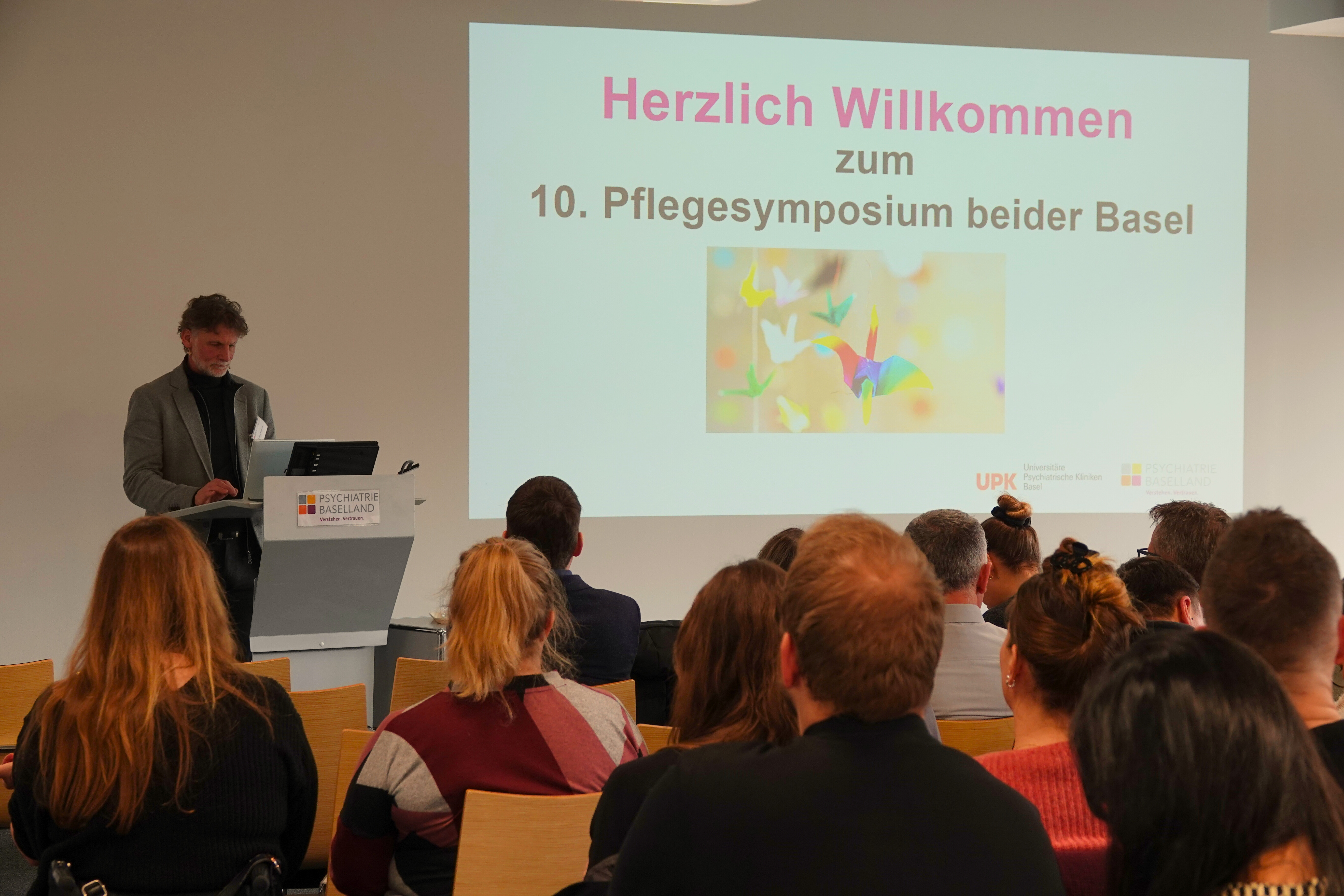 Verschiedene Vorträge und Workshops am Symposium