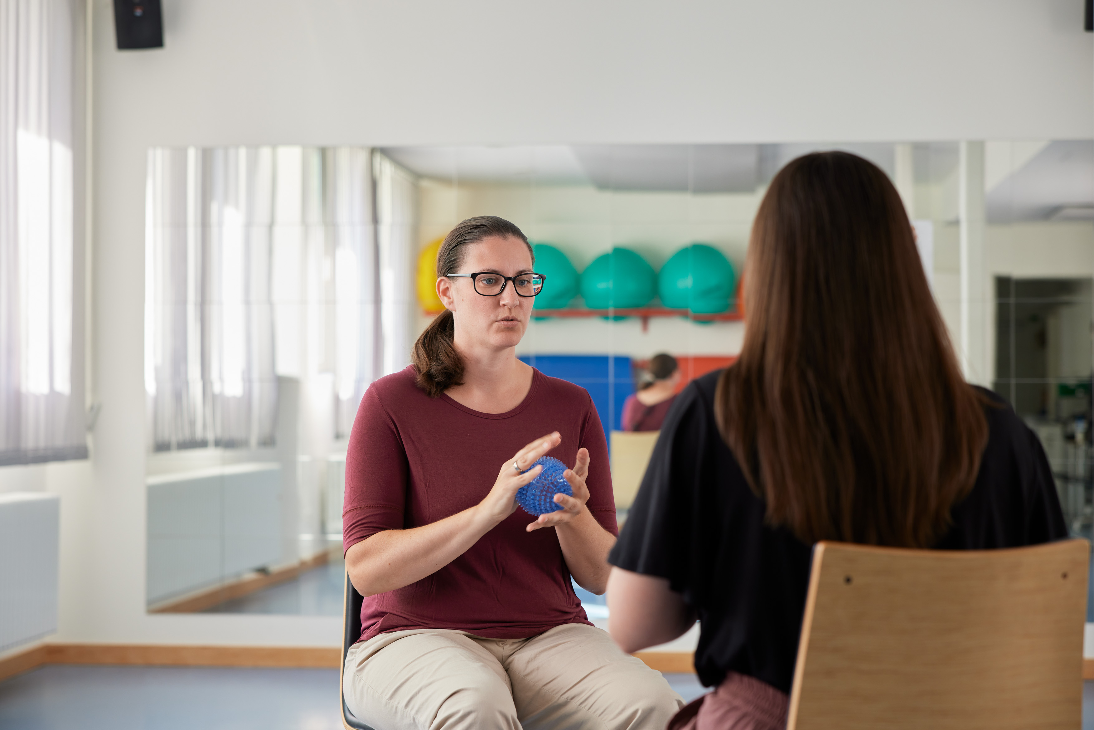 Behandlung von einer Patientin in der Physiotherapie.