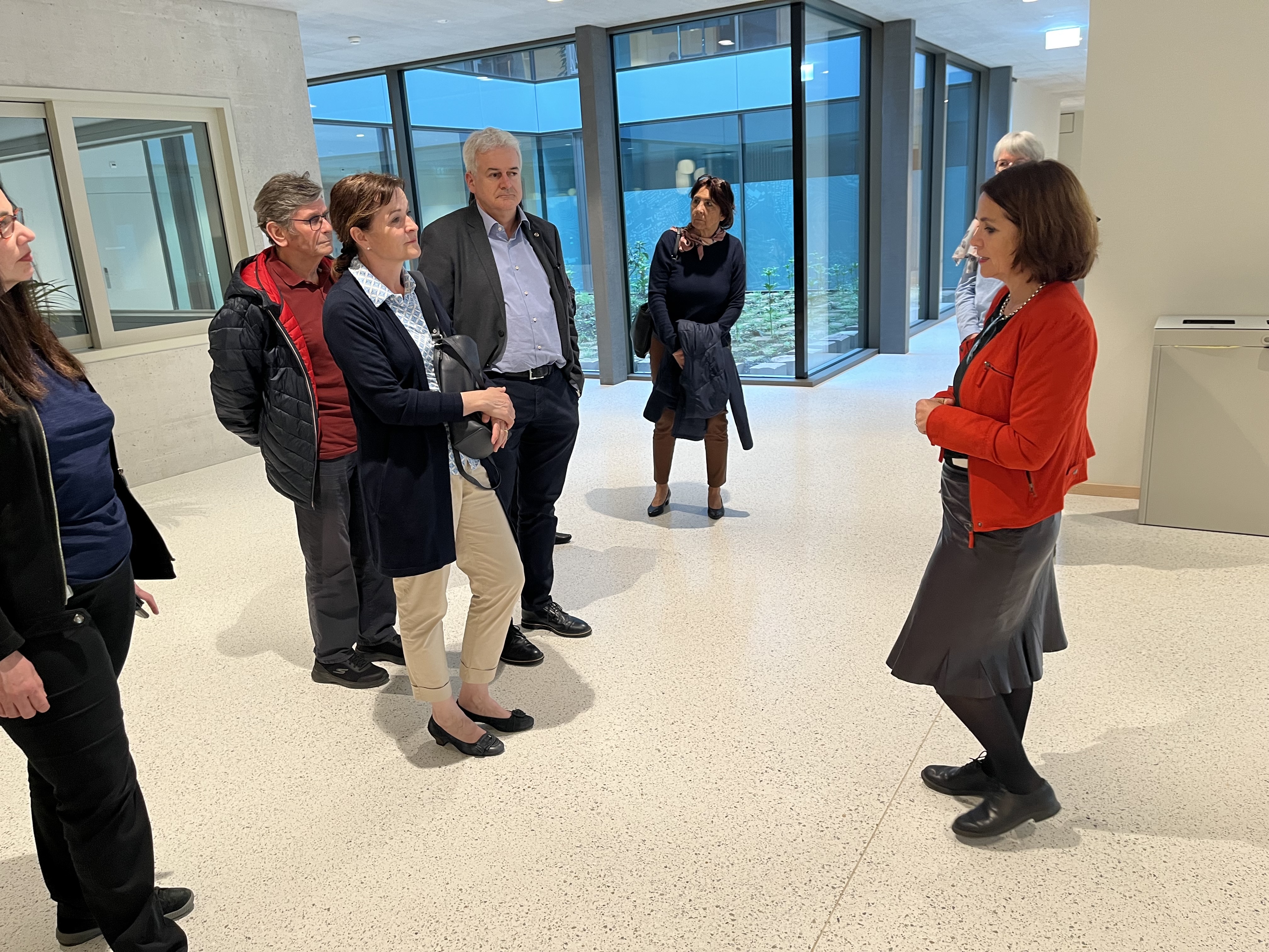 Chefärztin Silvia Tenés spricht im Foyer von Haus Galms (Alterspsychiatrie) zu den Besucherinnen und Besuchern.