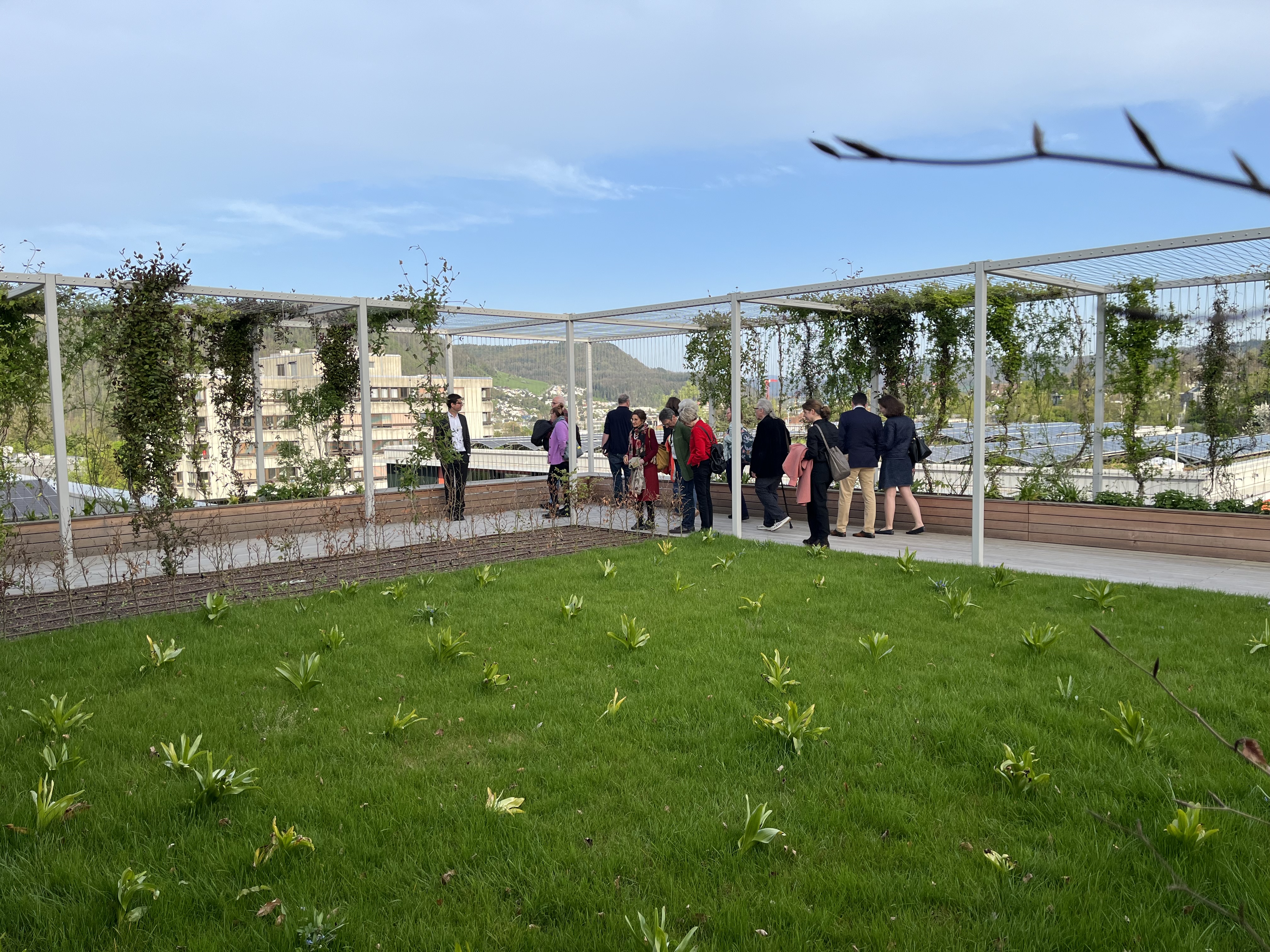 Auch die Dachterrasse der Privatklinik Sichtere wird den Besucherinnen und Besuchern gezeigt.