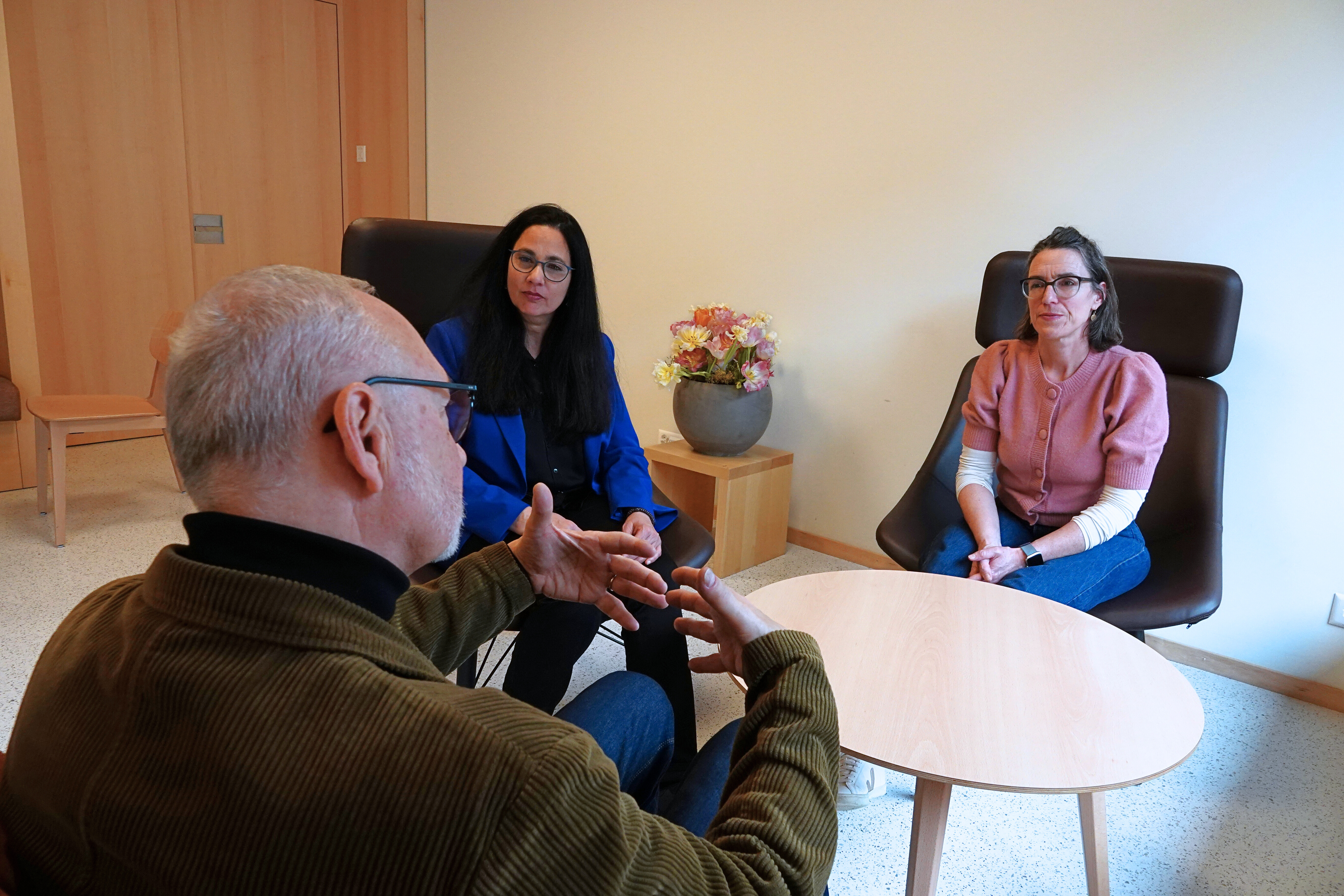 Gesprächsrunde am Tisch in der Psychiatrie Baselland